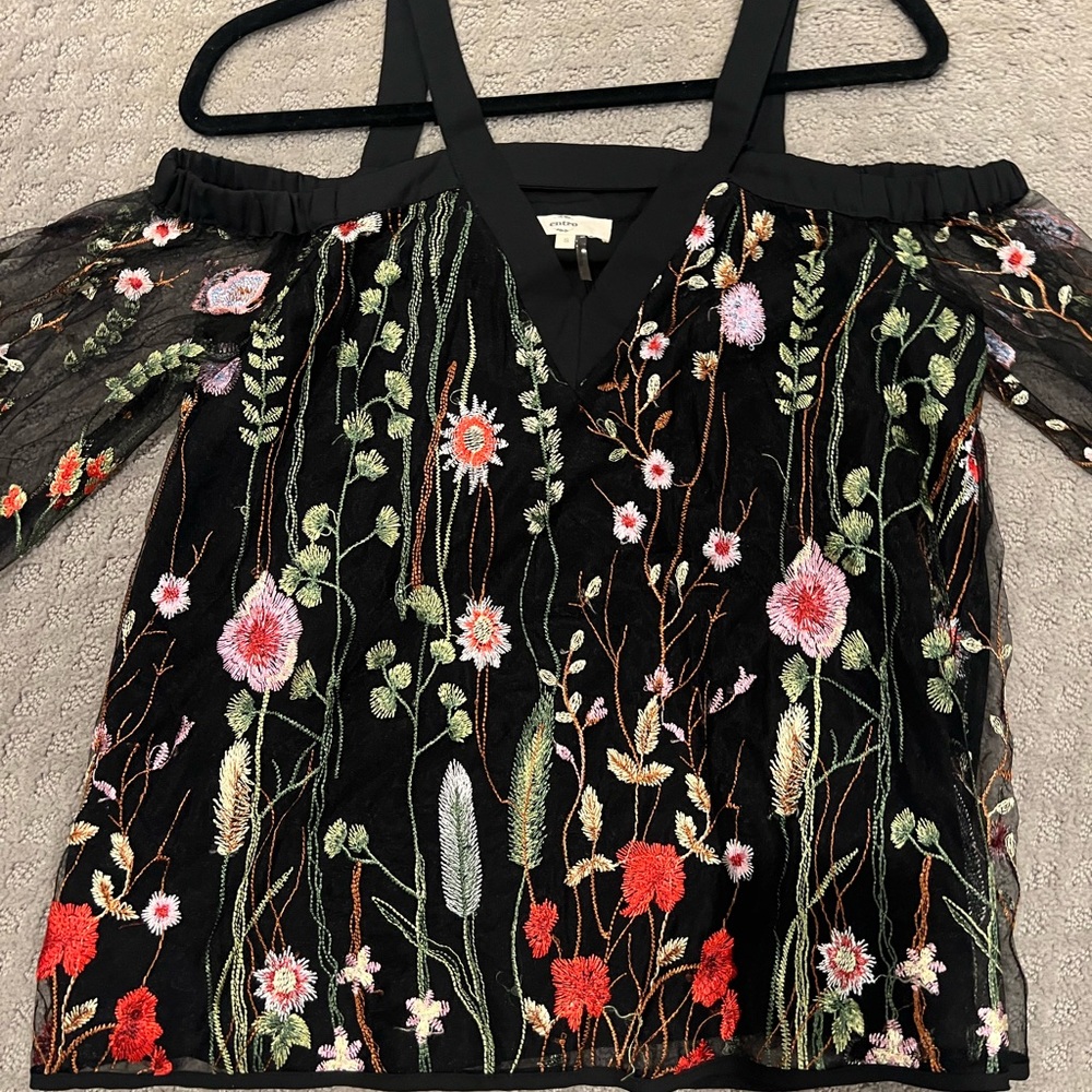 Beautiful off the shoulder floral top. Size small.